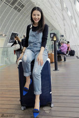 组图：高圆圆欧洲街拍曝光 多样搭配诠释百变美