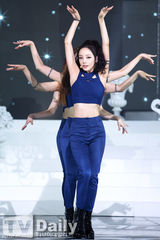 组图：韩团Kara四人舞台 露脐装甜美性感