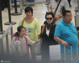 组图：辣妈小S带女儿现身机场 戴猫咪发箍扮嫩