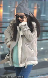 组图：杨幂忙煲电话粥 宽松外套圆腰显孕相