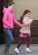 组图：苏瑞随前阿汤嫂逛街 抱玩偶笑容甜美