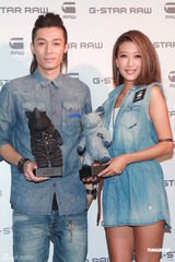 组图：谢婷婷被追问谢霆锋生活 演绎牛仔时尚