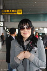 组图：钟丽缇赴台机场喜上眉梢 竖胜利手势俏皮逗趣