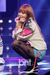 组图：泫雅回归4minute新曲两连冠秀热辣舞姿