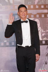 组图：张家辉黑燕尾服现身红毯 复古帅气