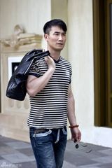 组图：奇道街拍条纹T恤搭配牛仔裤