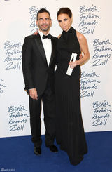 高清组图：贝嫂维多利亚黑裙出席英国时尚大奖