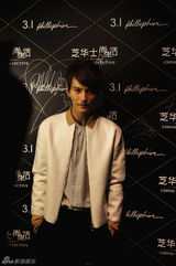 组图：徐正曦亮相服装秀潇洒帅气