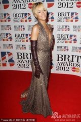 组图：第32届全英音乐奖 蕾哈娜深V露背秀美腿