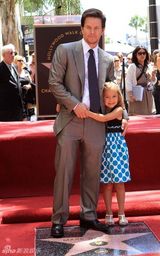 幻灯图集：马克-沃尔伯格星光大道留名 全家人助阵