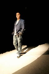 幻灯图：繁星再推自制戏 《一触钟情》关注蚁族情感