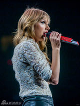 组图：泰勒红唇开唱秀美腿 狂放甩发野性魅力