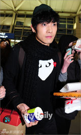 组图：少女时代东方神起等赴泰演出亮相机场