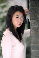 高清图：吕夏白衣忧郁动情 《生命》播后人气再升