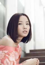 高清图：王珞丹优雅登封面 自称要做感受当下的旅人