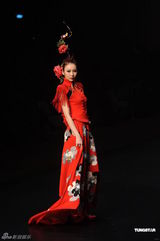 组图：名模庄思敏为时装展走秀 完美展现民族风