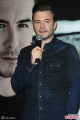 组图：西城男孩尚恩单飞 赴台签唱抱黄鸭