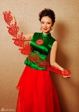 组图：张萌新年时尚大片出炉 红绿搭配喜庆跨年