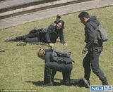 组图：劳伦斯赶拍新片窘态百出 候场时打伞卖萌