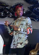 组图：帕丽斯夜夜笙歌 派对玩High解胸前拉链