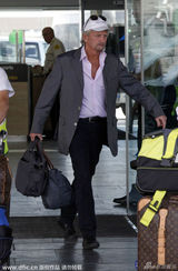 组图：道格拉斯全家抵机场 泽塔琼斯小露香肩