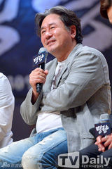 组图：李贞贤着水墨画连衣裙出席优雅含蓄