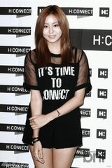 组图：UEE出席代言活动 黑色热裤大秀美腿