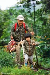 组图：爸爸开启丛林大冒险 金曲歌王曹格落泪