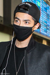 吴亦凡戴口罩现身机场[1\/28]组图:吴亦凡解约后
