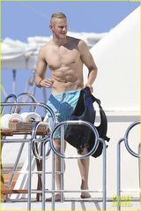 组图：妮娜与小男友游船秀身材 画面太美不敢看