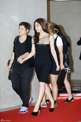 独家：崔丹尼尔宣传新片戴眼镜似哈利波特