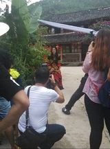 组图：女神变村姑！张柏芝黄圣依干农活打篮球