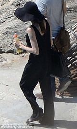 组图：安吉丽娜-朱莉婚后一身黑衣首现身 无名指秀钻戒