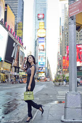 组图：娄艺潇纽约街拍大片 都市女郎飒爽有型