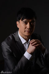 组图：张明健秋日写真  俊逸硬朗男人味十足