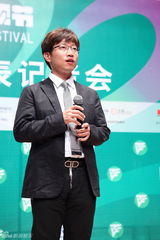 组图：《星星》获最佳海外剧银奖 主创登台领奖