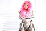 组图：刘雅婷粉发女战士摇滚写真 造型英气十足