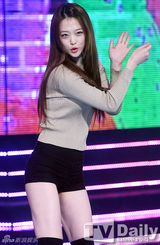 组图：韩女团f(x)热力献唱 雪莉长腿惊人