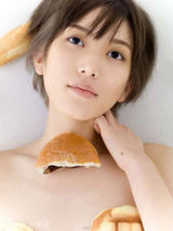 组图：前AKB48光宗薫面包遮胸半裸照引热议