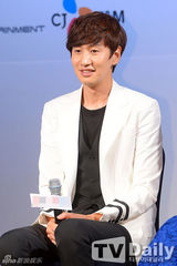 组图：赵寅成孔孝真深情对视 浪漫甜蜜