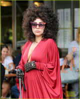 组图：Lady Gaga变红衣教主 真空上阵风骚露奶