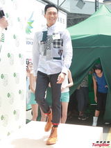 组图：张智霖英国过中秋 否认送名车给老婆