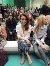 组图：容祖儿低领透视露内衣 蓝色羽毛裙优雅