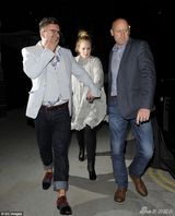 组图：阿黛尔麻布长衫现身派对 扎丸子头玩快闪