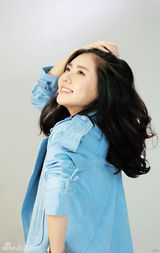 组图：秋瓷炫春末写真 变身糖果色清甜女神