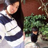 组图：美女硕士毕业抱儿子怀女儿被赞人生赢家