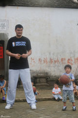 组图：姚明参加《爸爸2》录制 引得萌娃欲比高