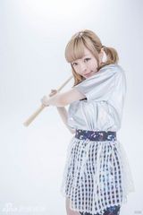 组图：卡莉怪妞双马尾 套泳圈砸西瓜萌度爆表