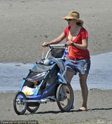 组图：凯特-温丝莱特产后携子散步 上围丰满身材臃肿