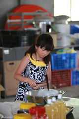 组图：Kimi带队做刨冰 俊俏外形让多多分不清